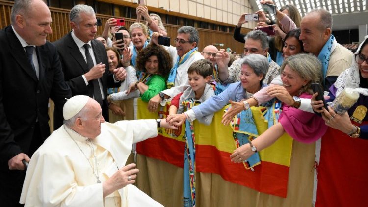 El Papa pide a la familia scalabriniana anteponer la solidaridad a la indiferencia