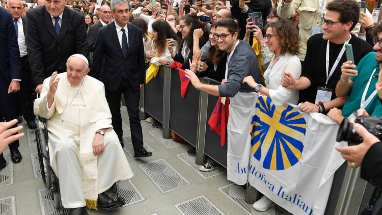 El Papa pide a los jóvenes cambiar el "no me importa" por el "me interesa"