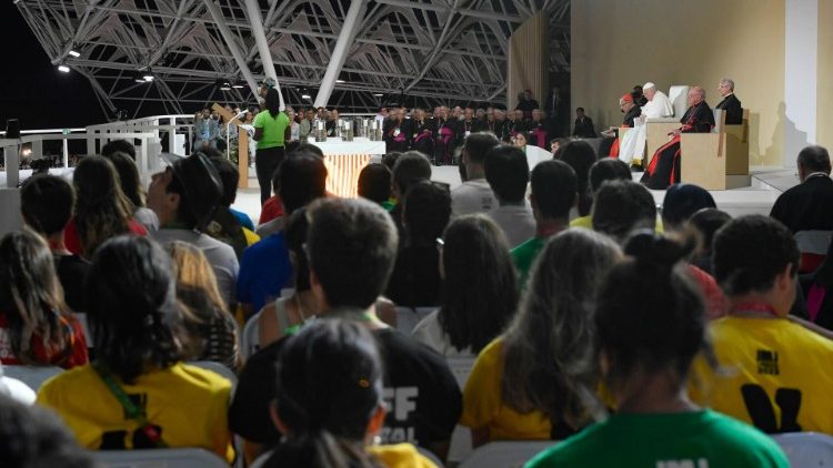 El Papa pide a los jóvenes que sean dignos de quienes les transmitieron la fe