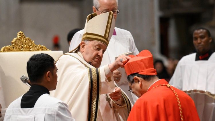 El Papa les pide a los nuevos cardenales que nunca se aparten del camino de Jesús