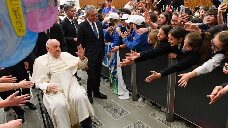El Papa pide a los niños ser 'artesanos de la paz' en un tiempo marcado por la guerra