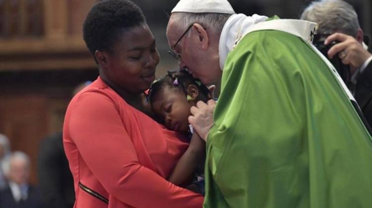 El Papa pide construir "el futuro con los migrantes y los refugiados"