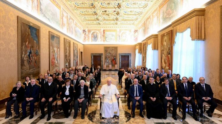 Oración, adoración, evangelización y comunión, pidió el Papa a los carismáticos