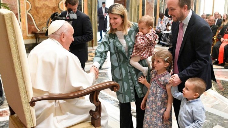 El Papa pidió a los laicos que "no sean sacerdotes fracasados"