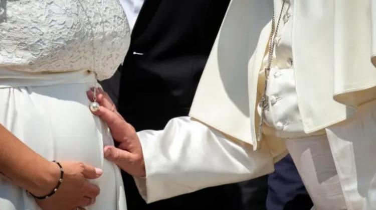 El Papa pidió que se prohíba la 'maternidad subrogada'
