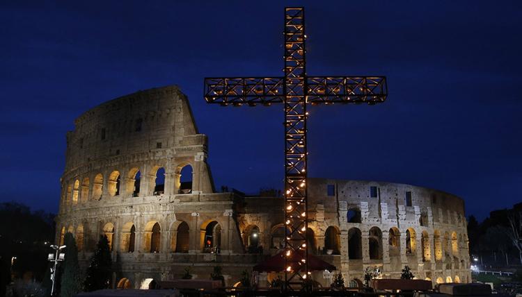 El Papa prepara las meditaciones para el viacrucis en el Coliseo El Papa prepara las meditaciones para el viacrucis en el Coliseo