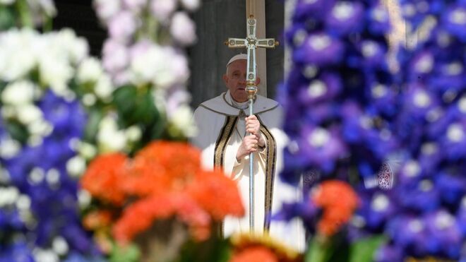 El Papa presidió la misa pascual rodeado de fieles y de flores