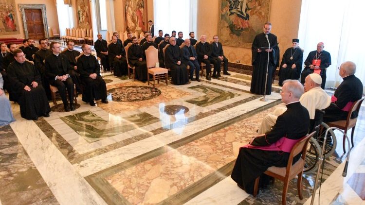 El Papa quiere sacerdotes "pobres en cosas, pero ricos en Evangelio"