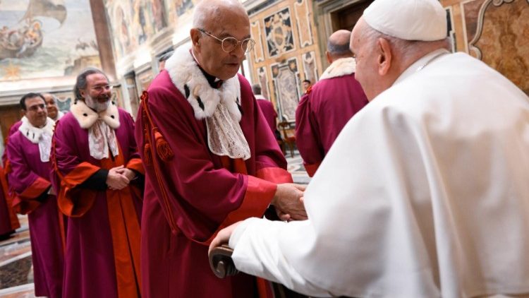 El Papa recomienda discernimiento 'de rodillas' en los procesos de nulidad matrimonial