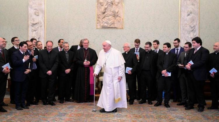 El Papa recuerda a seminaristas que buscar "el elogio mundano nos aleja de Dios"
