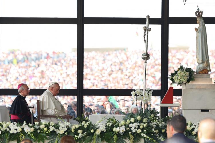 El Papa reza en Fátima: 'Tenemos una Madre en este lugar'