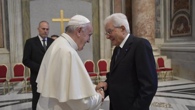 El Papa saludó a Mattarella tras su reelección como presidente de Italia