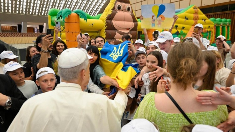 El Papa se encuentra con 300 niños ucranianos a los que le habló de paz