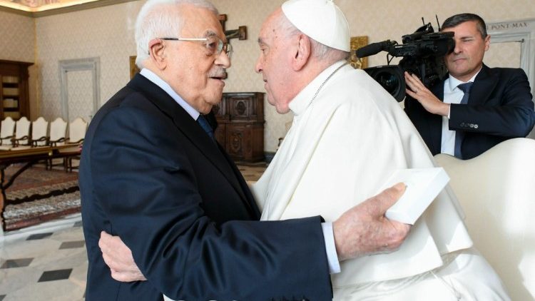 El Papa se reunió con el presidente palestino Mahmud Abbas