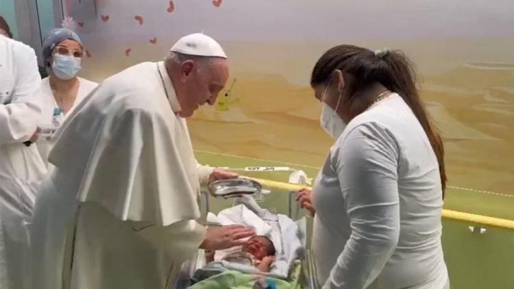 El Papa visitó a niños y bautizó a un bebé en el Hospital Gemelli