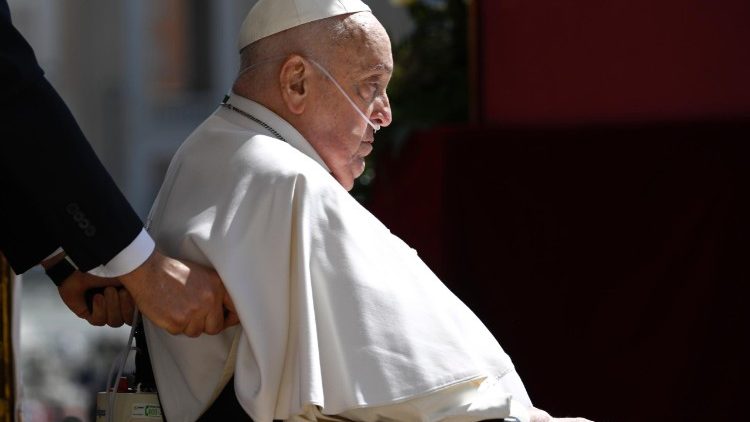 El Papa visita por sorpresa la basílica de San Pedro: oración ante la tumba de san Pío X El Papa visita por sorpresa la basílica de San Pedro: oración ante la tumba de san Pío X