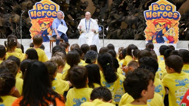 El Papa visitó a los niños que participan de la Colonia de Vacaciones en el Vaticano