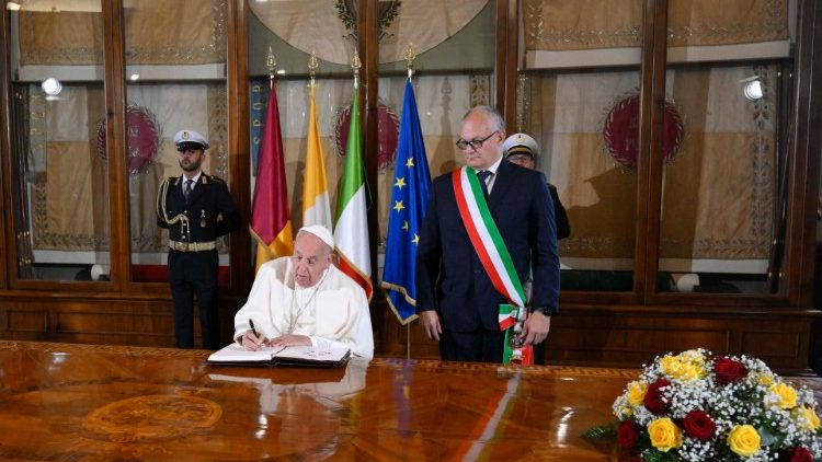 El Papa visitó el Ayuntamiento romano