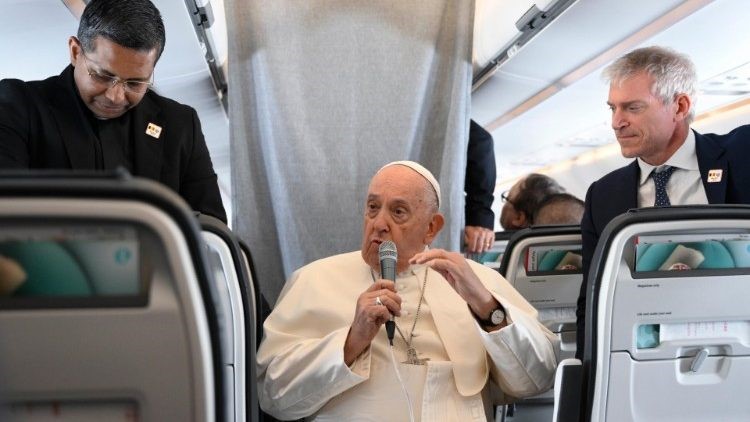 El Papa responde a periodistas en vuelo hacia Roma: "La guerra es inmoral"