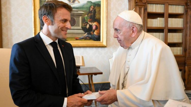 El Papa y Macron conversan durante una hora sobre la paz mundial
