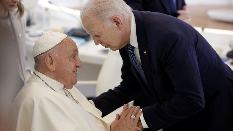 El presidente Biden le otorgó al Papa Francisco la Medalla de la Libertad