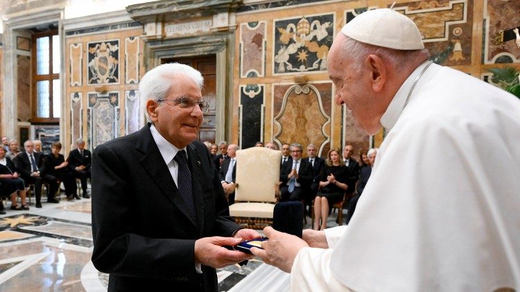 El presidente italiano recibió el Premio Pablo VI