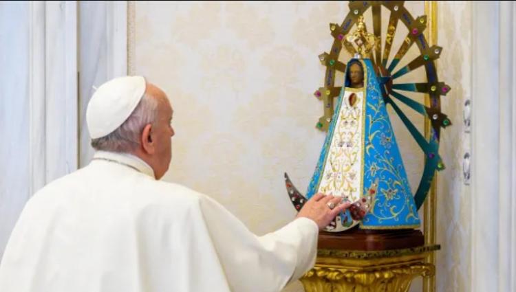 El último regalo del Papa, una Virgen de Luján a los que lo cuidaron durante su internación El último regalo del Papa, una Virgen de Luján a los que lo cuidaron durante su internación
