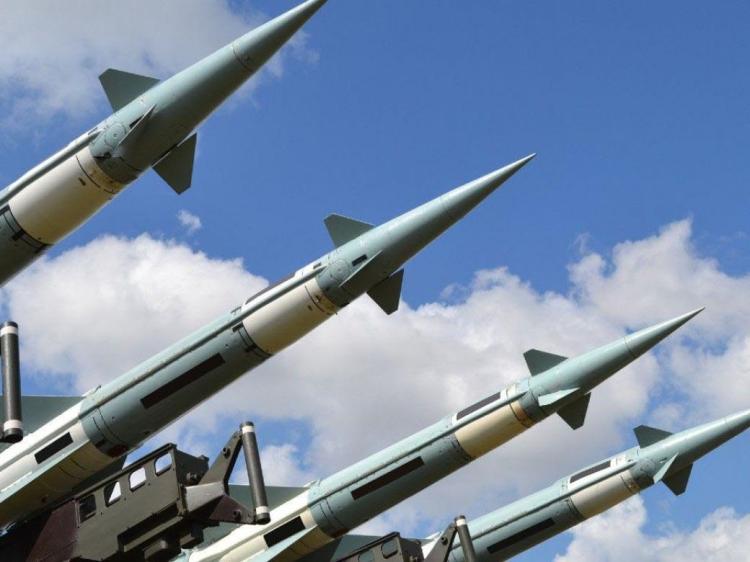 El Vaticano advierte sobre el riesgo de las armas nucleares y llama a detener la guerra.