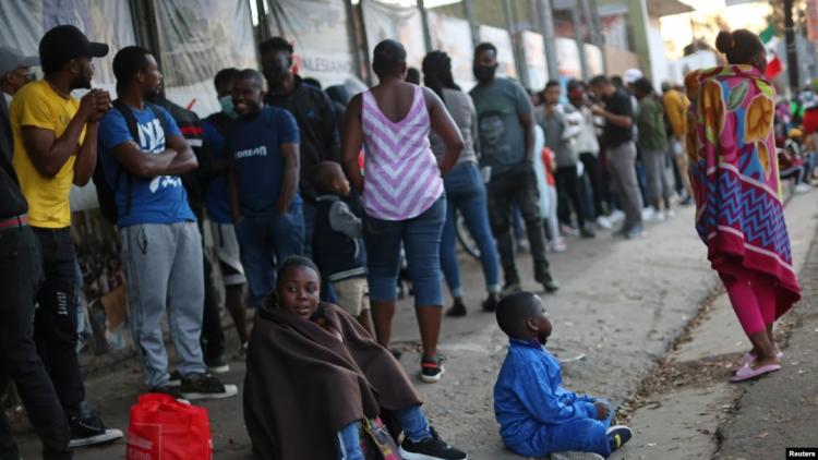 El Vaticano pide acabar con las actitudes negativas hacia los migrantes