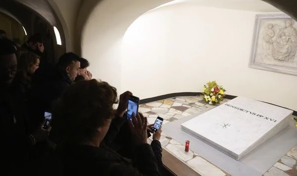 El Vaticano ya permite visitar la tumba de Benedicto XVI