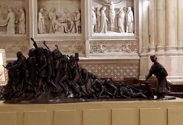 Emplazaron una escultura sobre la trata en la catedral de San Patricio de Nueva York