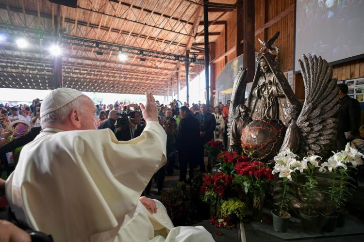 En Canadá, el Papa bendijo una escultura de la Virgen Desatanudos