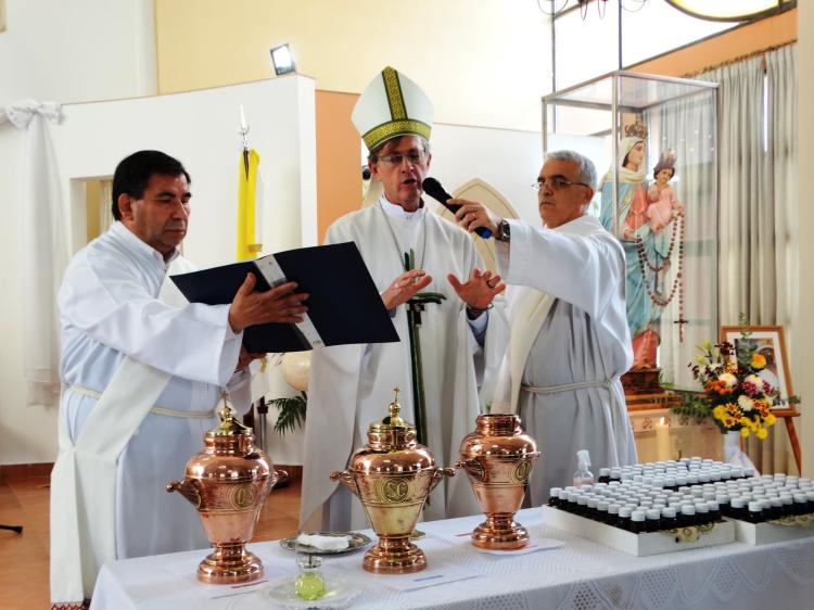 En la misa crismal, Mons. García Cuerva llamó a "cirenear la fraternidad sacerdotal"