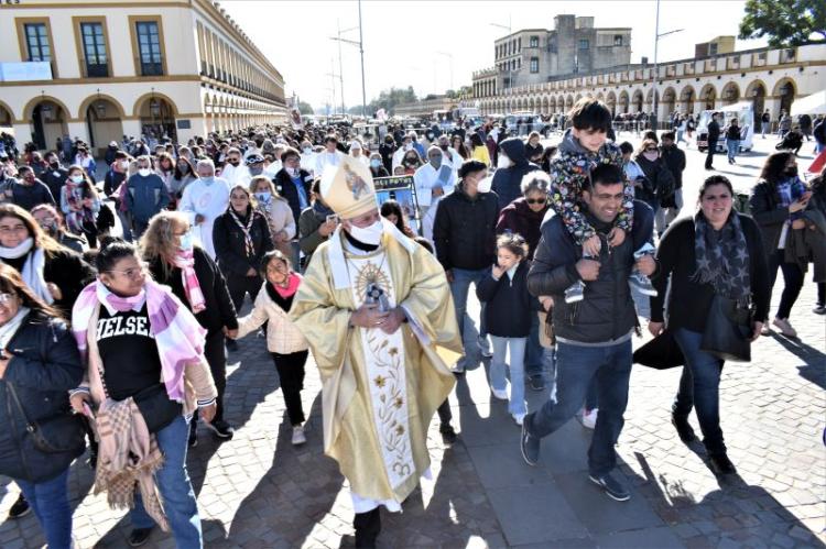 En la peregrinación diocesana a Luján, Mons. Lugones animó a caminar juntos