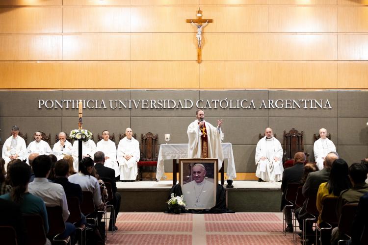 En memoria del Papa, la UCA celebró misa por el Papa Francisco