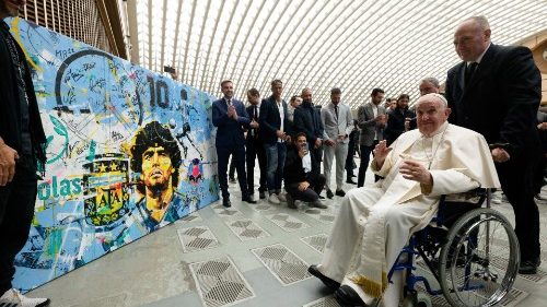 "En un mundo que busca guerras, siembren semillas de amistad", pidió el Papa a futbolistas