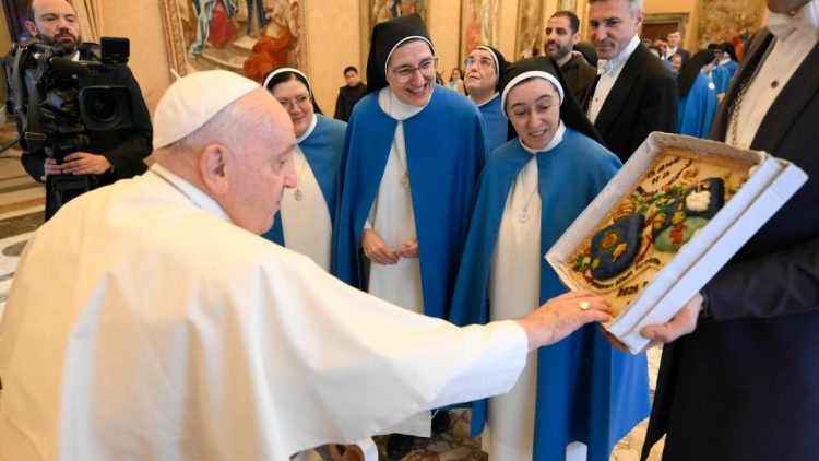 En un mundo ruidoso, es necesario el silencio para contemplar a Dios, dijo el Papa