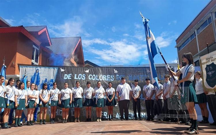 Escobar: El patio de una escuela lleva el nombre de Argentino del Valle Larrabure