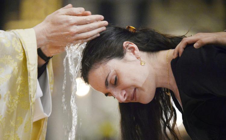 España: Disminuyen los bautismos de niños y se incrementan los de adultos