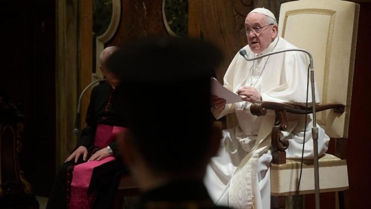 "Estamos apegados a las guerras, una vergüenza para todos", alertó el Papa