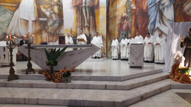 Mons. Buenanueva: 'Como a Francisco, transfórmanos por la oración'