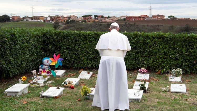 Fieles difuntos: el Papa presidirá la misa en el Cementerio Laurenciano