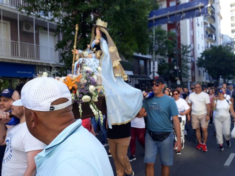 Fieles venezolanos honraron a la Divina Pastora por las calles de Caballito