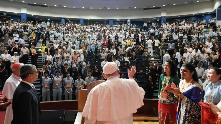 Francisco, a jóvenes de Singapur: 'Valor para seguir adelante y dialogar por el respeto'