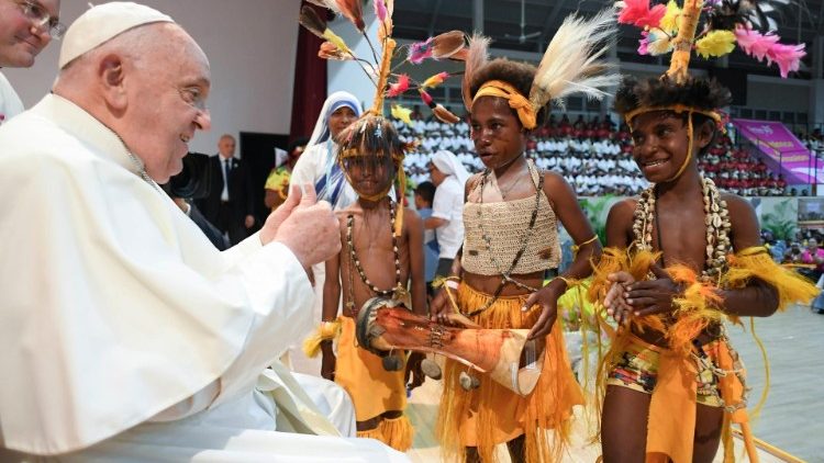 Francisco, a niños pobres y con discapacidad: 'Todos somos un don de Dios'