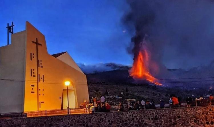 Francisco alienta a los habitantes de la isla de La Palma afectados por el volcán