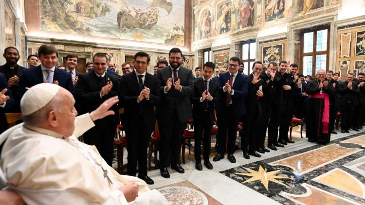 Francisco anima a seminaristas españoles a sembrar esperanza