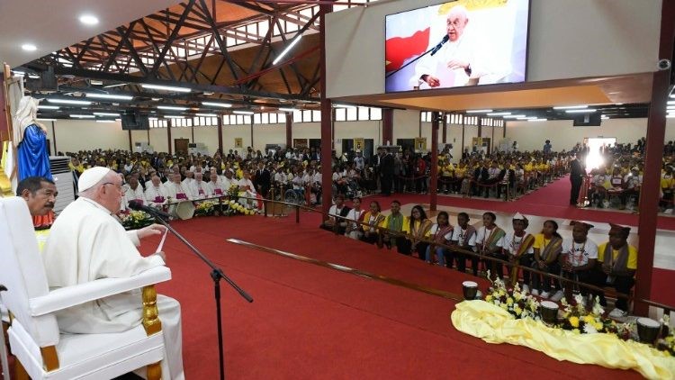 Francisco les pidió a los jóvenes timorenses ser protagonistas de la reconciliación