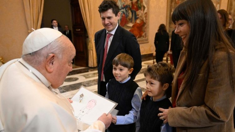 Francisco destaca la labor de una fundación católica al servicio de los pobres