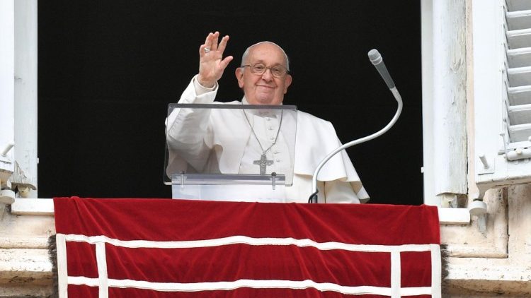 Francisco: 'En el Bautismo nos convertimos en hijos amados de Dios para siempre'